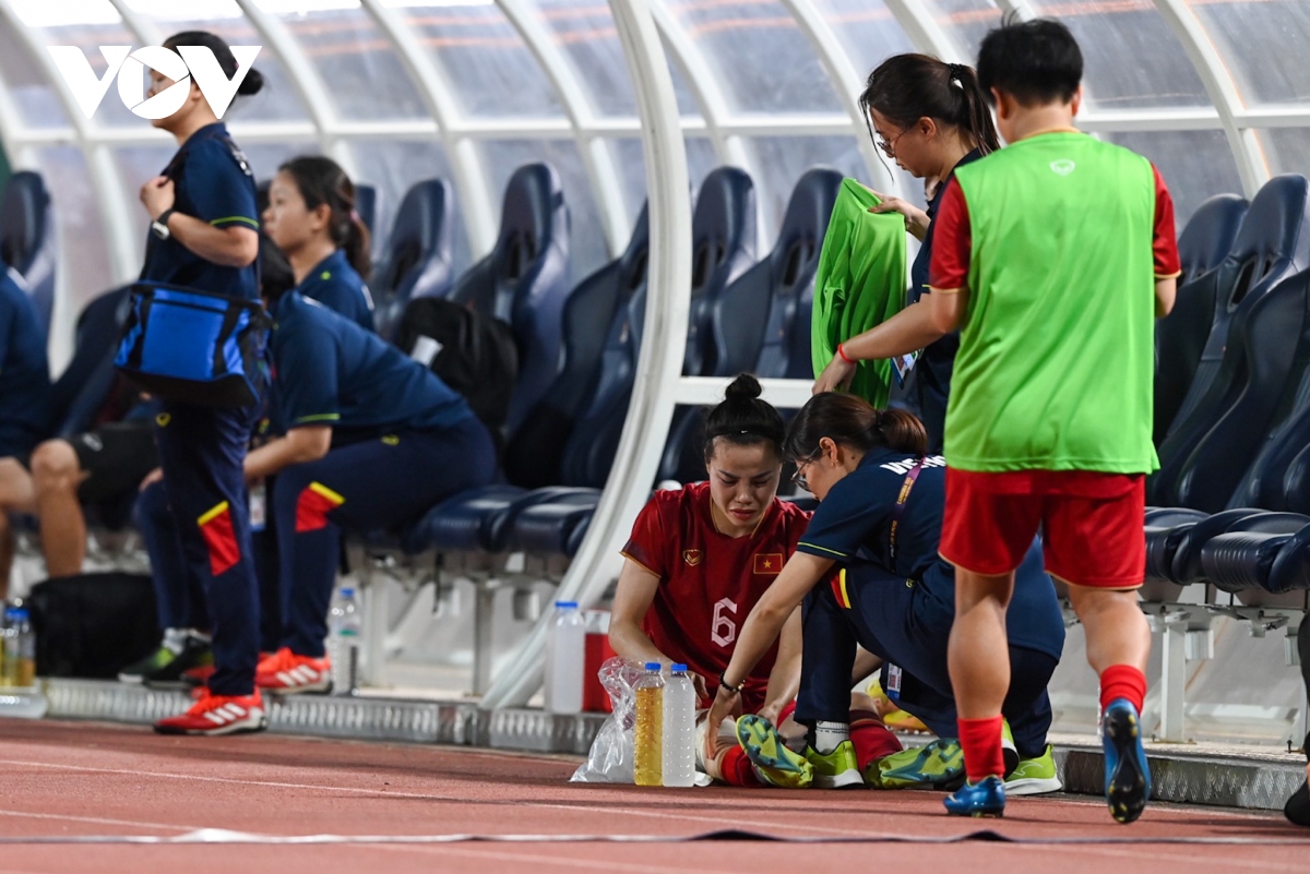 Tuyển thủ nữ Việt Nam phải đi cấp cứu giữa trận chung kết SEA Games 32